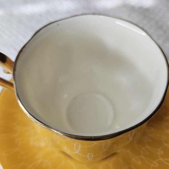 Royal Albert Crown Bone England China Teacup Saucer YELLOW GOLD w/White Swirls - Picture 4 of 16